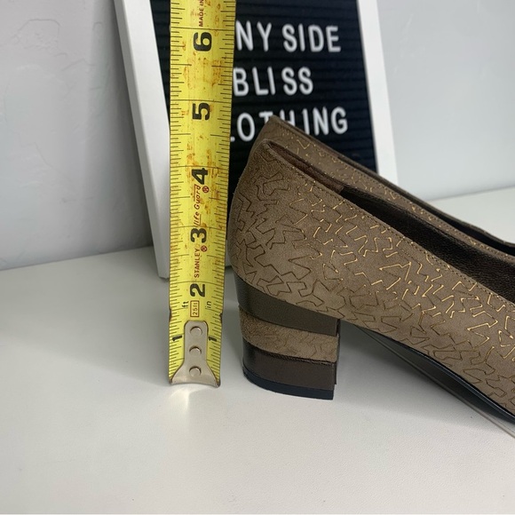 Salvatore Ferragamo Italian Women’s Taupe/Tan Low Heels Size 7 - Picture 11 of 12